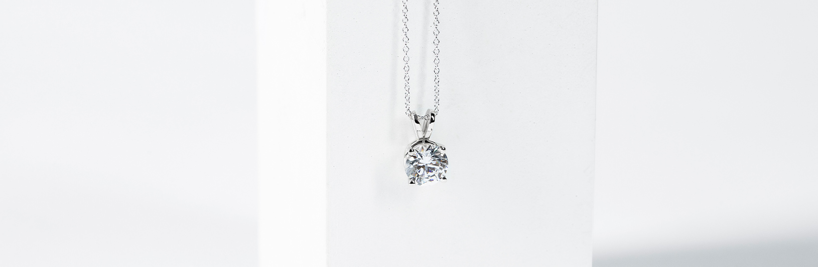 A simple white gold pendant necklace